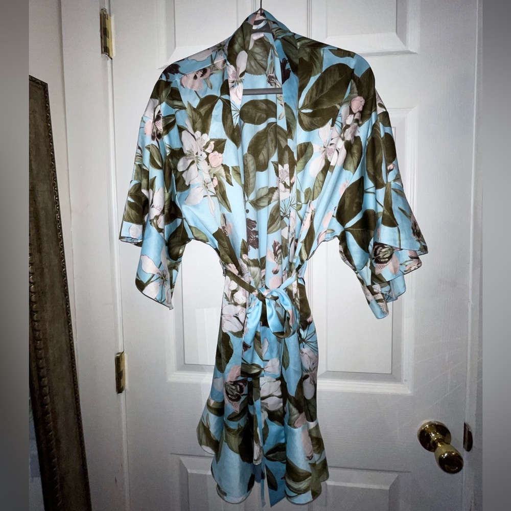 Victoria’s Secret Blue Ruffle Bell Sleeves Soft Robe Pink Flowers M/L - Picture 2 of 9